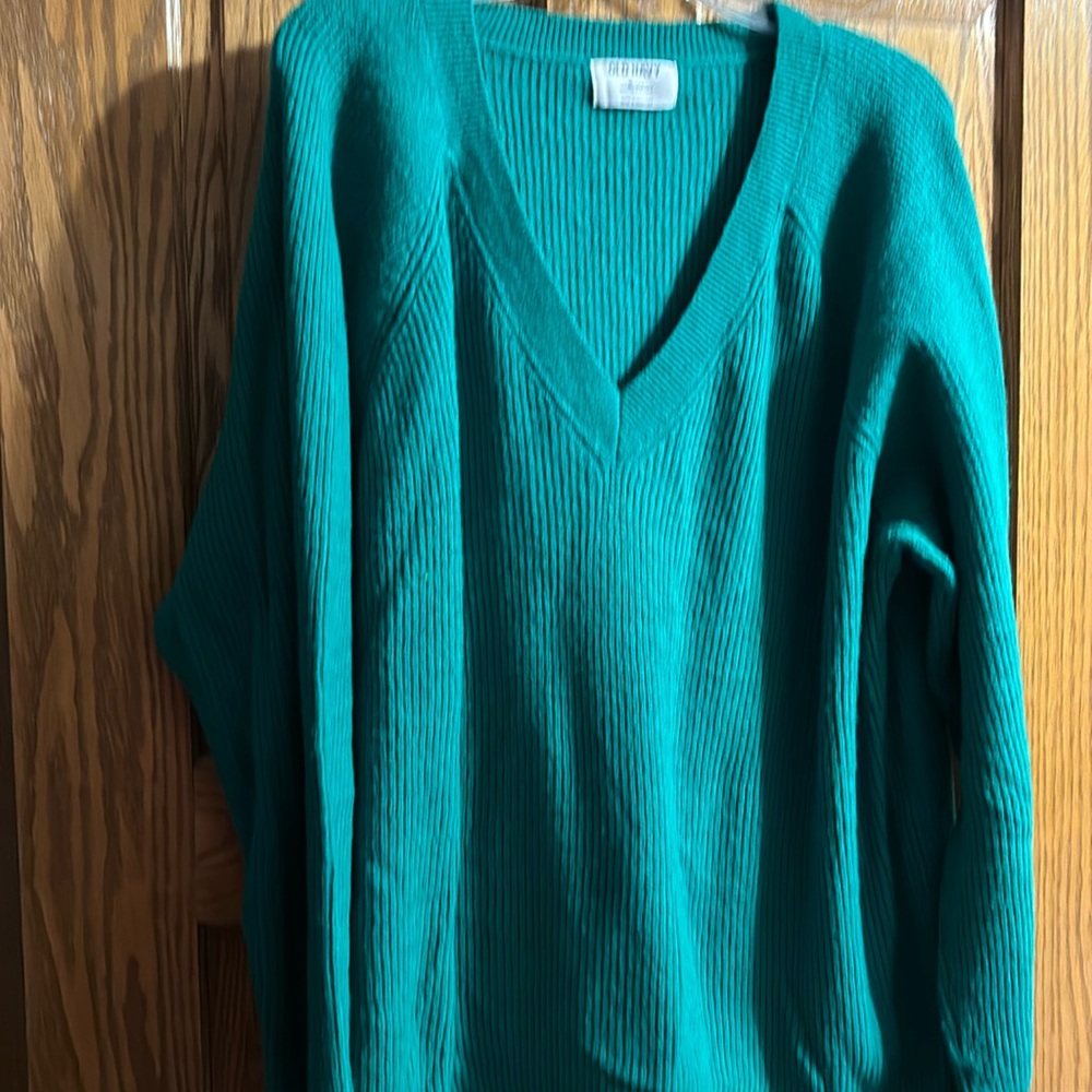 Beautiful Kelly green v neck sweater